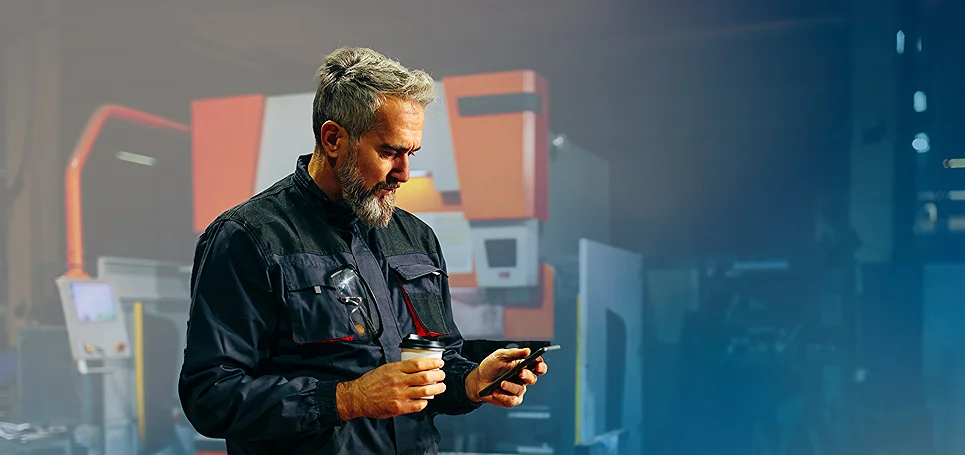 Mann bruker FDVweb på mobil på arbeidsplassen